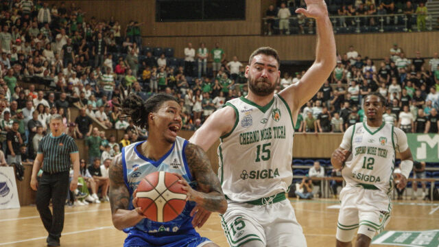 Снимка: Спряха баскетболния финал, фенове нахлуха на паркета