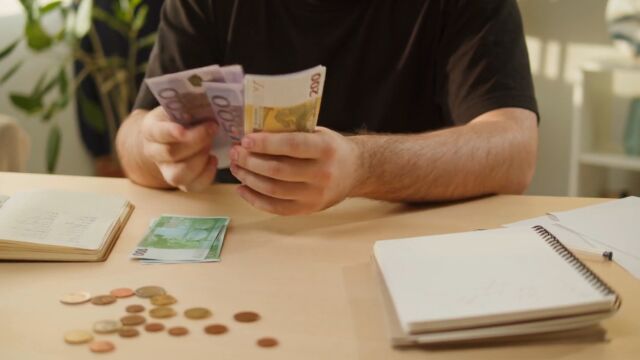 Снимка: Близо 800 000 работещи у нас може да останат без ваучери за храна още през есента