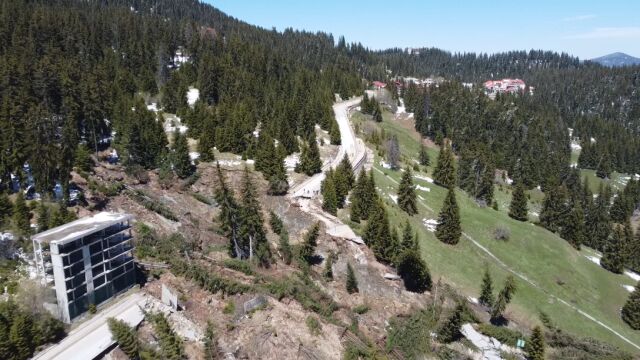 Свлачището в Родопите: Стари водоотводи са вероятната причина, възстановяване - до 2 години