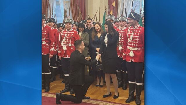 „Ще си спомням усмивката на госпожата президент“: Кои са младите, които се сгодиха в Гербовата зала?