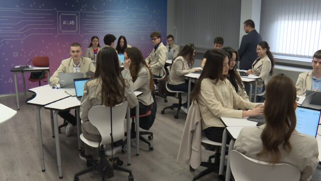 Снимка: Първата училищна AI лаборатория у нас отвори врати в София