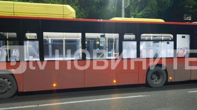 Стрелба по автобус на градския транспорт в Перник (СНИМКИ)