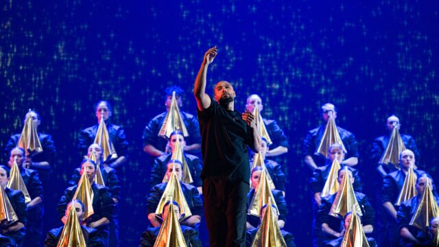 Снимка: MURMURATION - танцът на птиците и единството на човешките тела (СНИМКИ + ВИДЕО)
