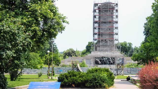 След спорове и протест: Столична община придобива фигурите от Паметника на Съветската армия