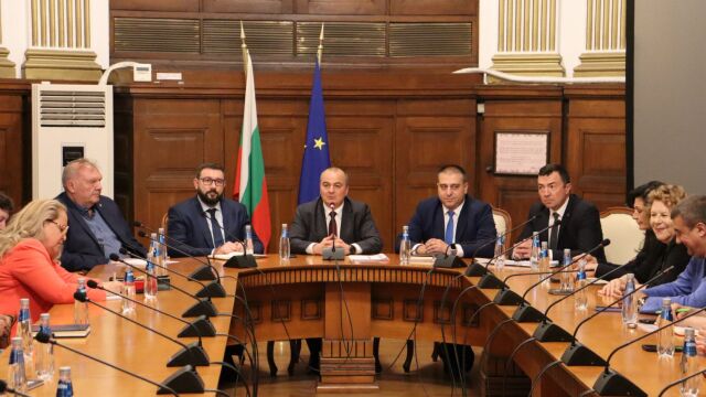 Снимка: Земеделският министър към животновъдите: Субсидиите все повече ще намаляват. Оцеляването ще бъде през пазар