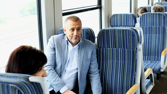 Министърът на транспорта направи внезапна проверка във влак на БДЖ 
