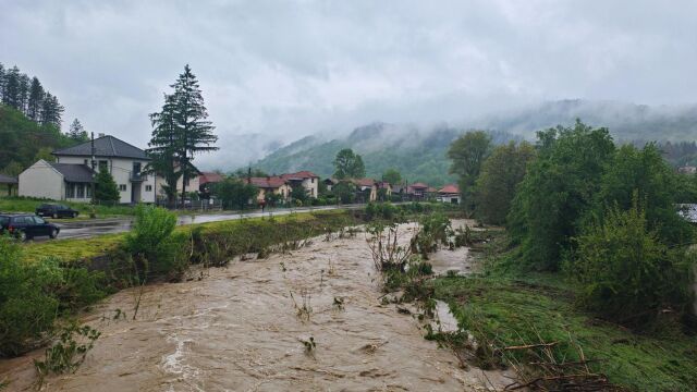 Багери и горски служители помагат след пороите в страната