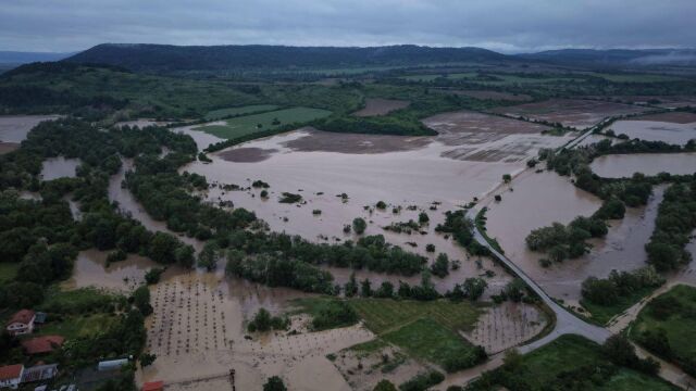 Снимка: Евакуация в Севлиево, водата по улиците достигна 1,20 метра (СНИМКИ)