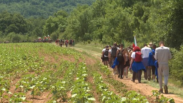 Снимка: Начало на Ботевите дни: Хиляди тръгнаха по стъпките на войводата и четата му