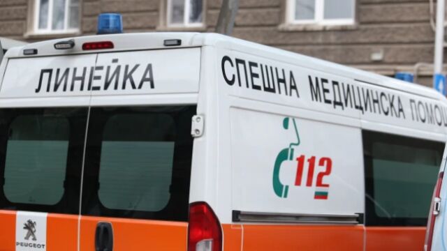 Снимка: Линейка се преобърна на кръстовище в Пловдив след удар с лека кола 