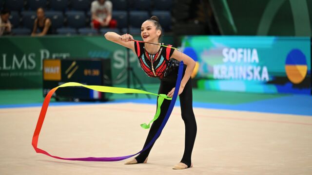 Снимка: Скандал във Варна! Украинка запуши ушите си по време на руския химн (ВИДЕО)