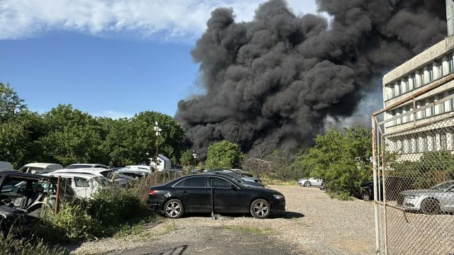 Гори складова база край Стара Загора, районът е силно задимен
