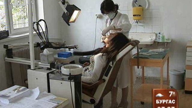 Снимка: Започнаха профилактични прегледи на детските зъбки