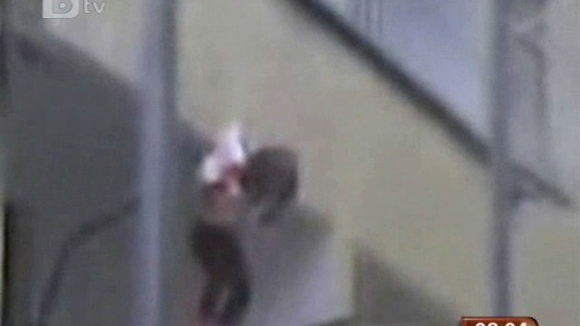 Снимка: Дете се изживя като спайдърмен – майка му го спусна с въже от тераса 