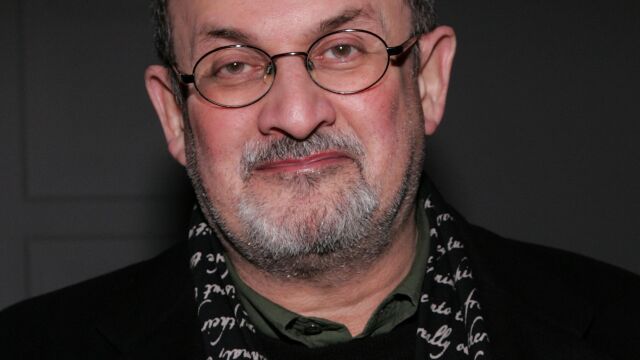 Снимка: След нападението: Салман Рушди не вижда с едното око и не може да движи ръката си