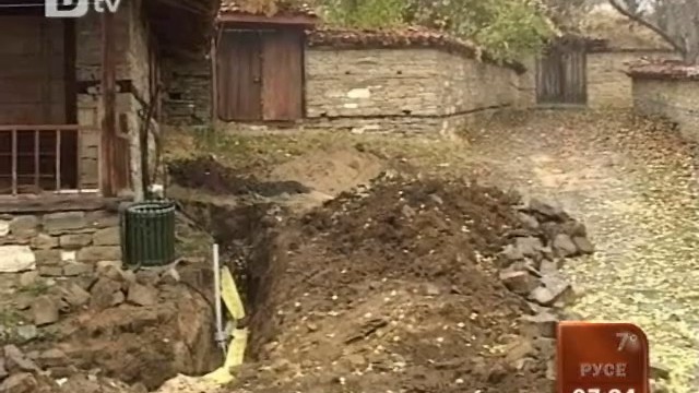 Снимка: Разкопани улици и кал до вратите в ямболското село Жеравна