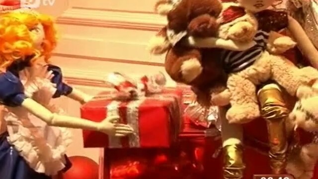 Снимка: Куклено шоу украси витрините на 