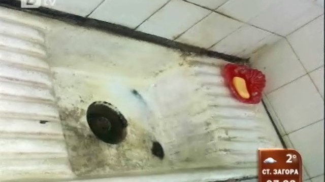 Снимка: Смрад и мръсотия в тоалетните на автогарата в Габрово