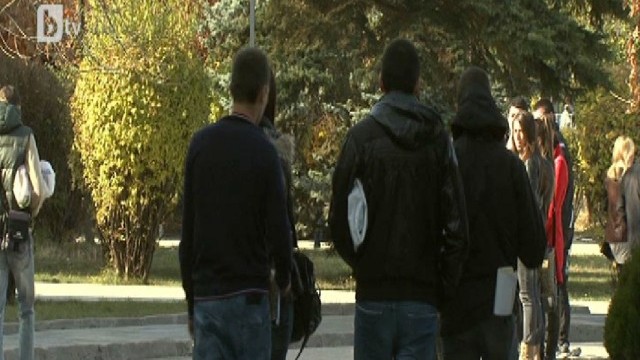 Снимка: 40 000 студенти пред заплахата да загубят здравните си права