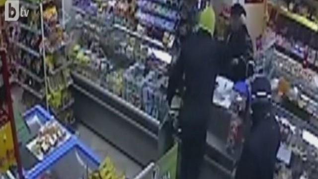 Снимка: Дами превръщат грабителите си в свои жертви