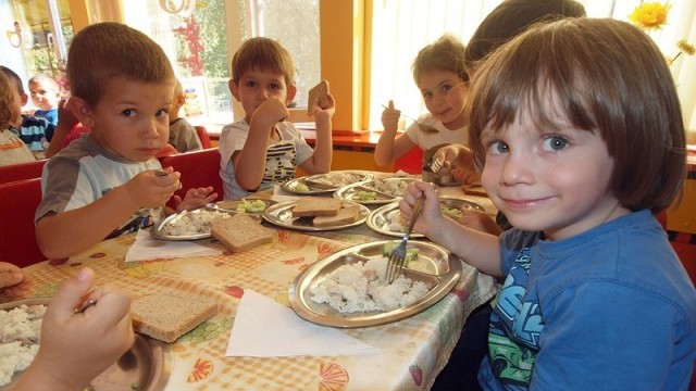 Снимка: Осиновителите на деца до 5 г. - с право на 2 години майчинство