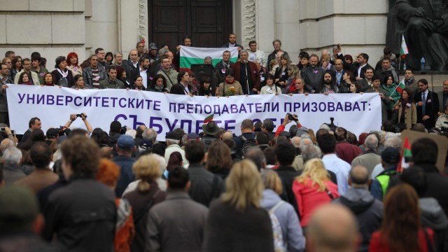 Снимка: 91 преподаватели искат оставка от Станишев