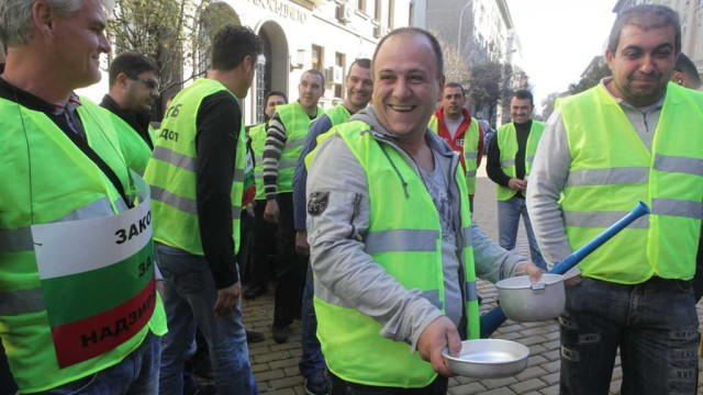 Снимка: Служители на затворите в Бургас, Ловеч и Пазарджик на протест на 4 август