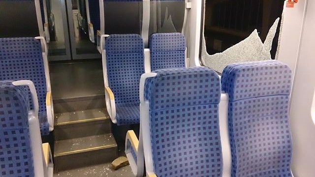 Снимка: Вандали замеряха с камъни влак на 
