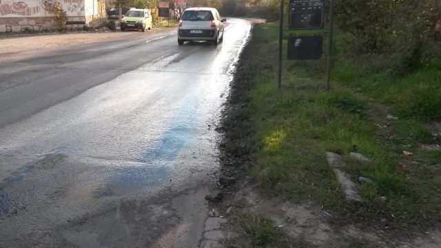 Снимка: Питейна вода облива повече от седмица пътя Варна-Добрич