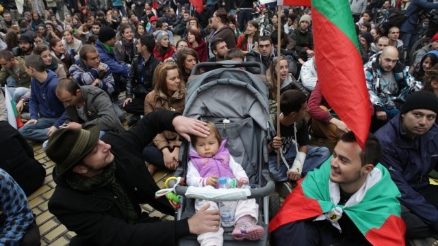 Снимка: Протести от всички страни се съединяват пред Народното събрание