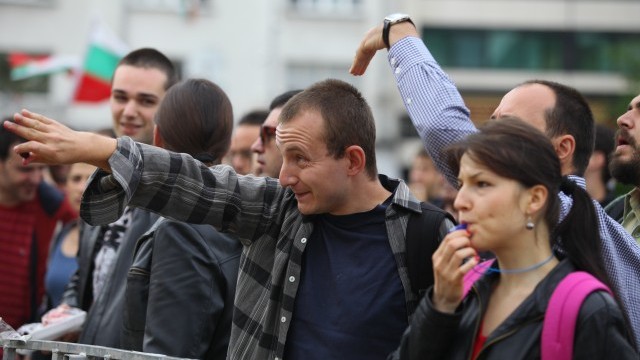 Снимка: Цивилни полицаи потърсиха протестиращ в дома му след деня на сблъсъци