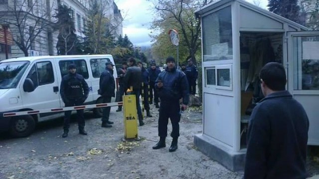 Снимка: Студенти, преподаватели и граждани срещу полицията във ФЖМК