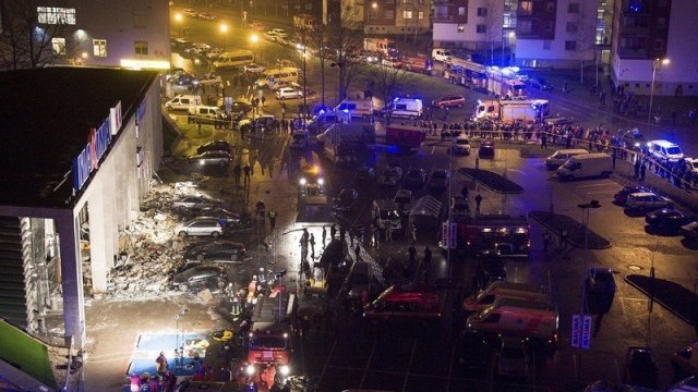 Снимка: 13 души в неизвестност след рухването на покрив в Рига
