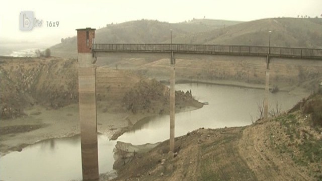 Снимка: 8 млн. кубика вода източени от Доситеевския язовир за по-малко от месец