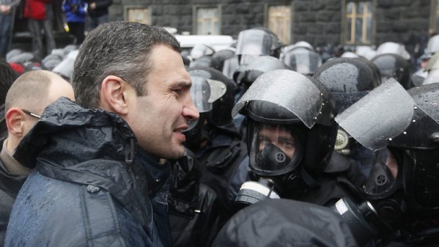 Снимка: Кличко срещу полицейския кордон в Украйна