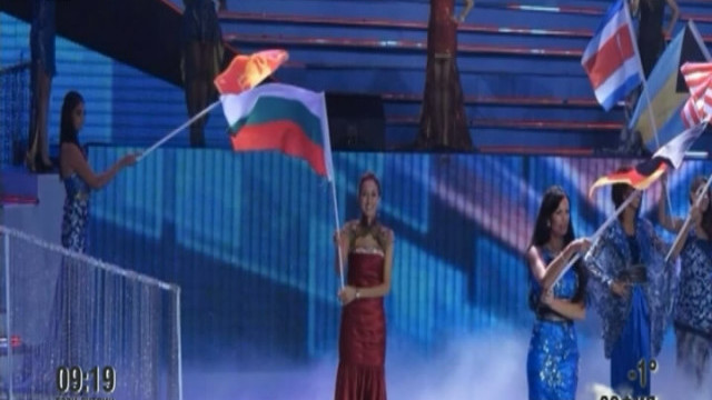 Снимка: Ивелина Павлова с приз на конкурса „Mrs World” 2013
