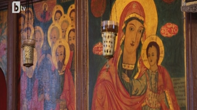 Снимка: Баба Будина посвещава 16 г. от живота си на реставрацията на храм
