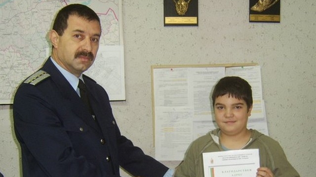 Снимка: Петокласник намери портфейл с пари и документи и ги върна