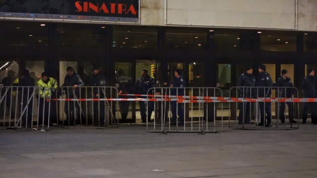 Снимка: В НДК: Надпревара да предадеш бюлетините си пръв (Галерия)