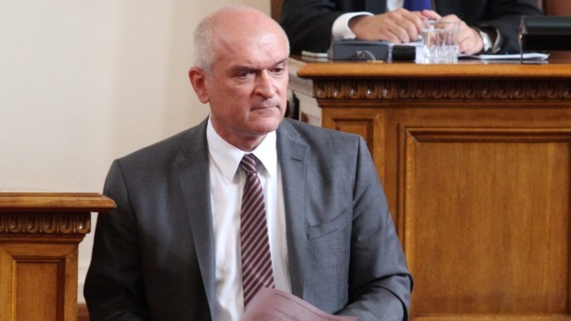 Снимка: Депутатите гласуват оставката на председателя на парламента