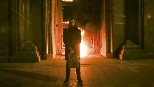 Снимка: Руски художник запали централата на КГБ на 