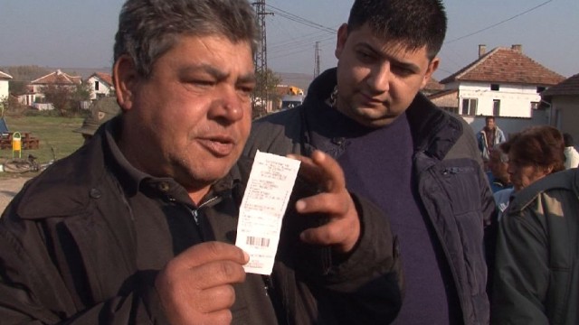 Снимка: Село на бунт срещу ЧЕЗ, вдигат им електромерите нависоко 