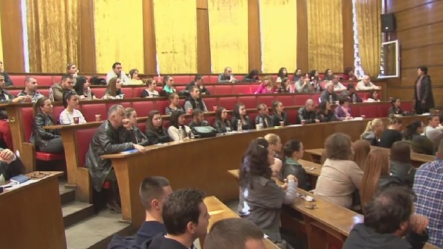 Снимка: Все повече висшисти остават безработни над година