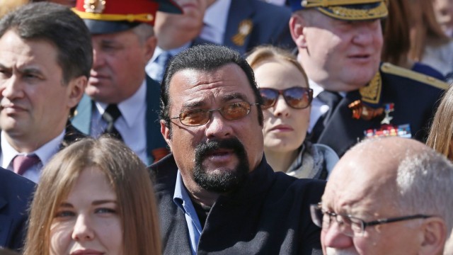 Снимка: Владимир Путин даде руско гражданство на Стивън Сегал 
