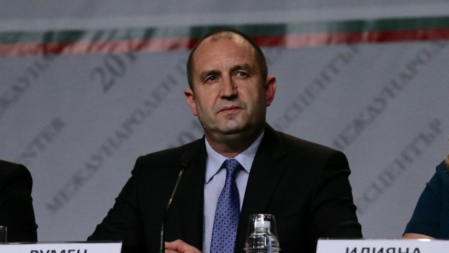 Снимка: Румен Радев прие поканата на Цецка Цачева за дебат в национален ефир