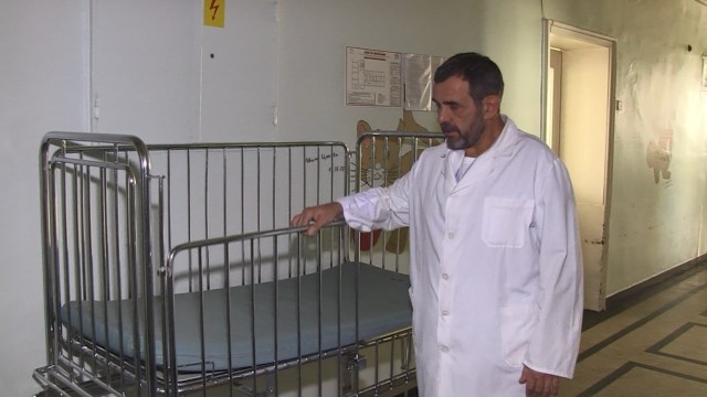 Снимка: Двегодишно момиченце падна от легло в болница след като преградната решетка се счупи