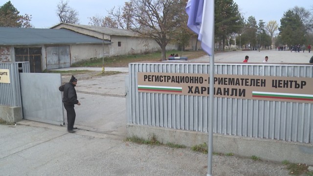 Снимка: Пожар горя в бежанския център в Харманли