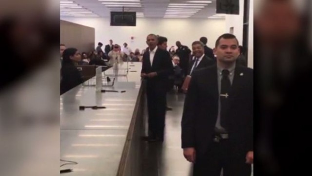 Снимка: Барак Обама се яви в съда след призовката за съдебен заседател 