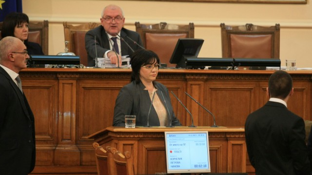 Снимка: Скандал в парламента: Изгониха Корнелия Нинова от пленарната зала