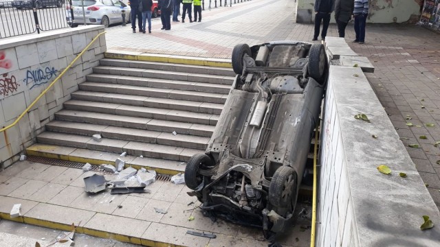 Снимка: Пияна шофьорка обърна колата си по таван в пловдивски подлез